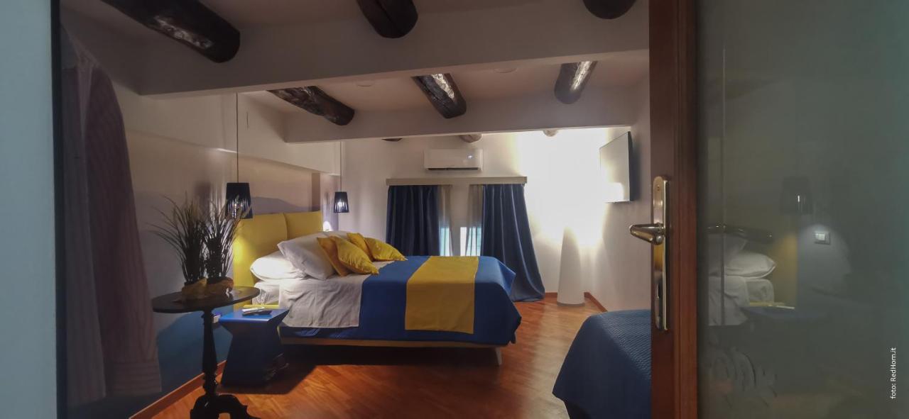 Two Rooms Chiaia 37 ナポリ エクステリア 写真