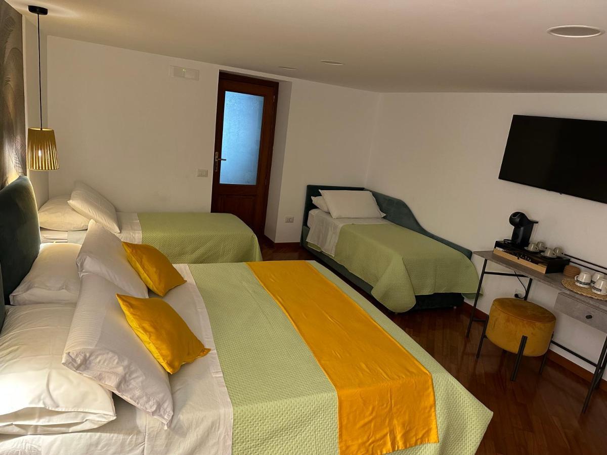 Two Rooms Chiaia 37 ナポリ エクステリア 写真